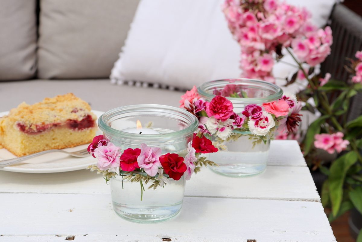 Windlichter mit Blumen / Blumenkranz verzieren