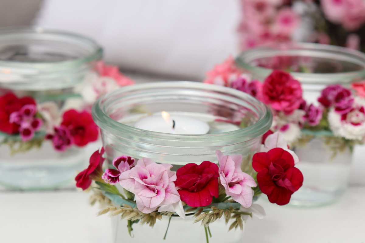 Windlichter mit Blumen / Blumenkranz verzieren