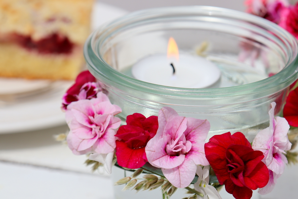 Windlichter mit Blumen / Blumenkranz verzieren