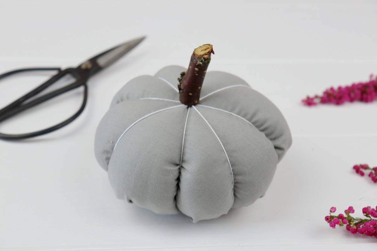 DIY selbstgenähte Stoffkürbisse als Herbstdeko