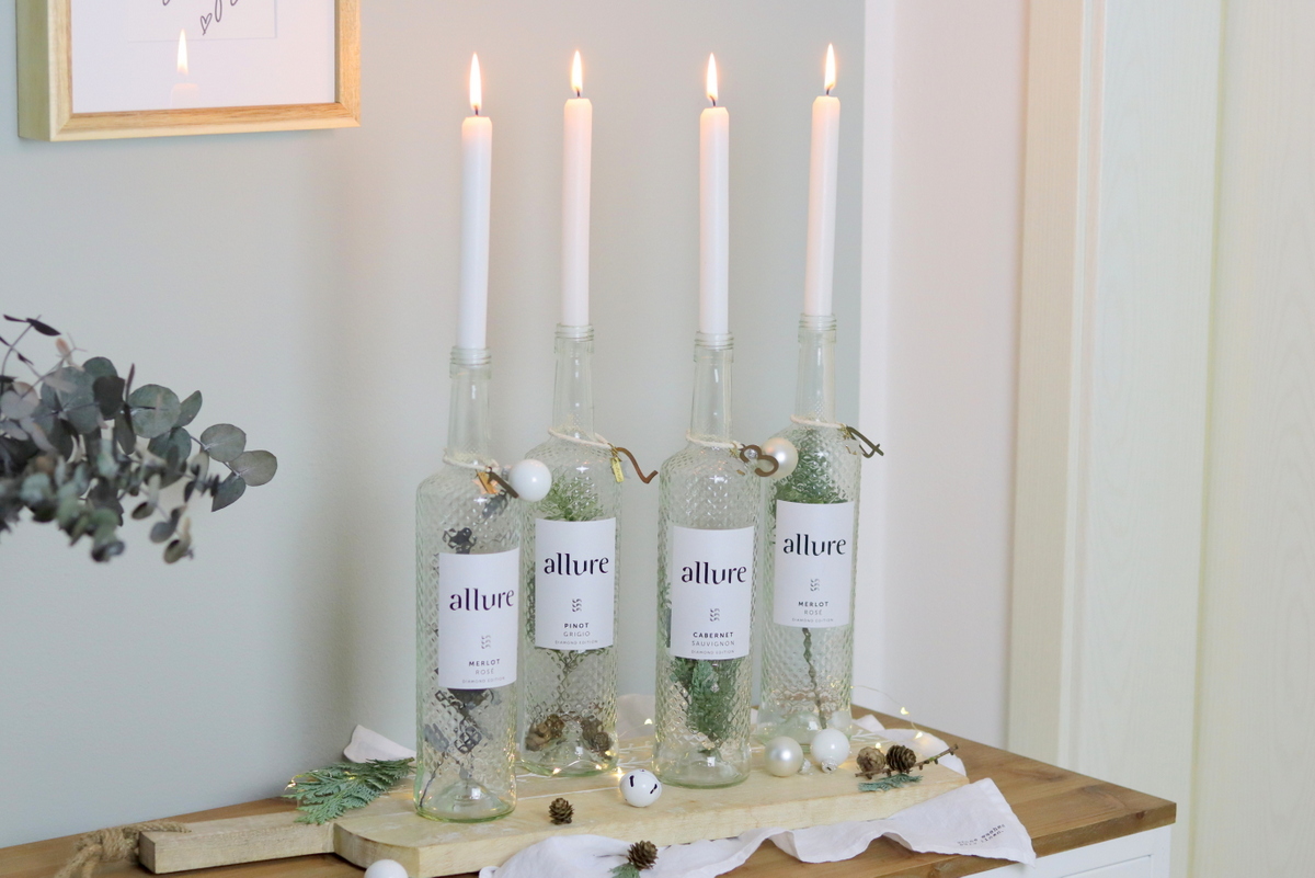 DIY selbstgemachter Upcycling Adventskranz aus Weinflaschen mit Tanne