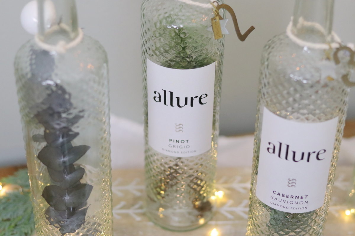 DIY selbstgemachter Upcycling Adventskranz aus Weinflaschen mit Tanne