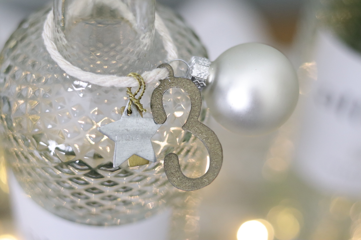 DIY selbstgemachter Upcycling Adventskranz aus Weinflaschen mit Tanne