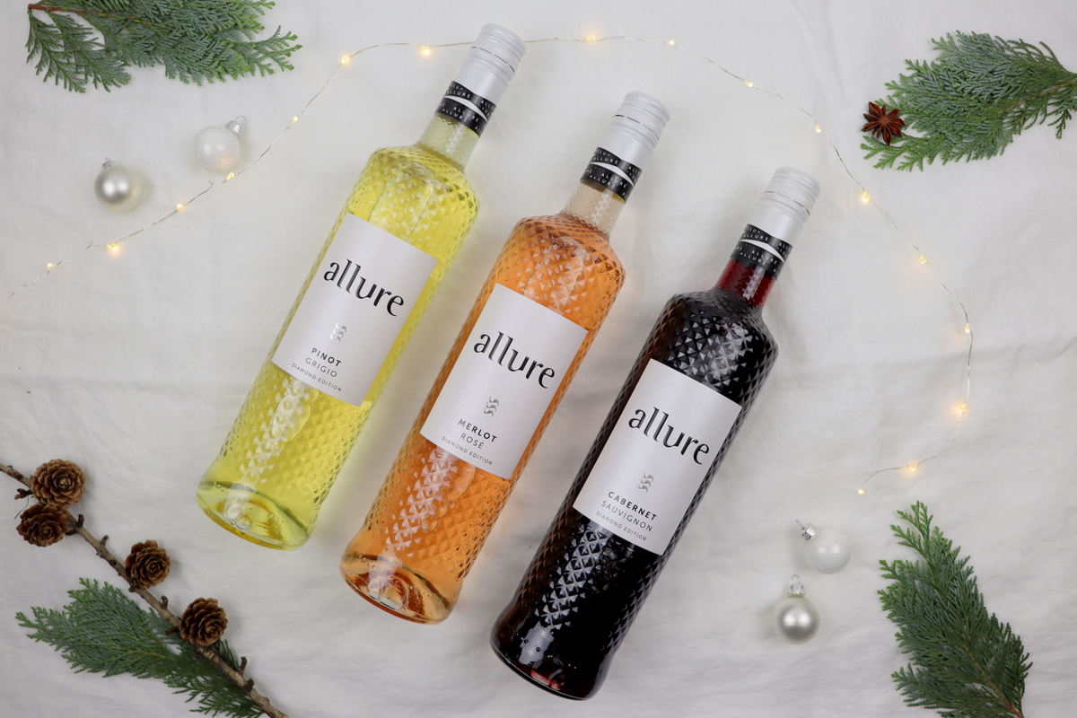 DIY selbstgemachter Upcycling Adventskranz aus Weinflaschen mit Tanne