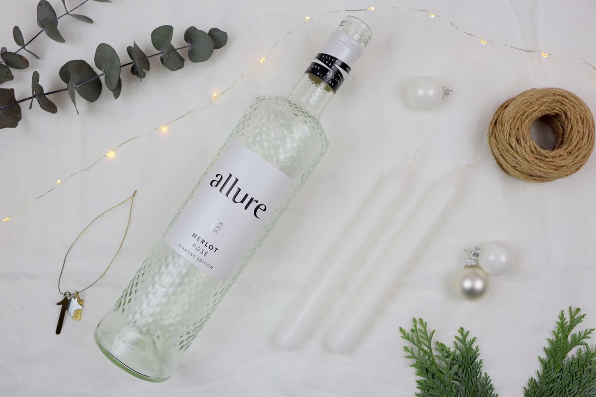 DIY selbstgemachter Upcycling Adventskranz aus Weinflaschen mit Tanne