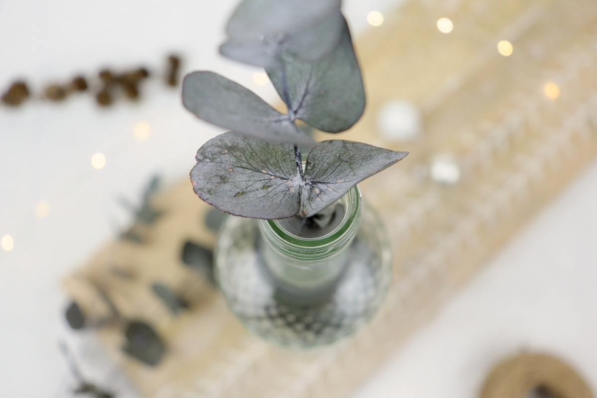 DIY selbstgemachter Upcycling Adventskranz aus Weinflaschen mit Tanne