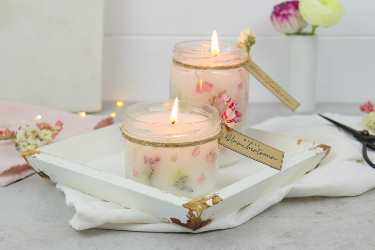 DIY Blumenkerze mit getrockneten Blumen in einem Einmachglas