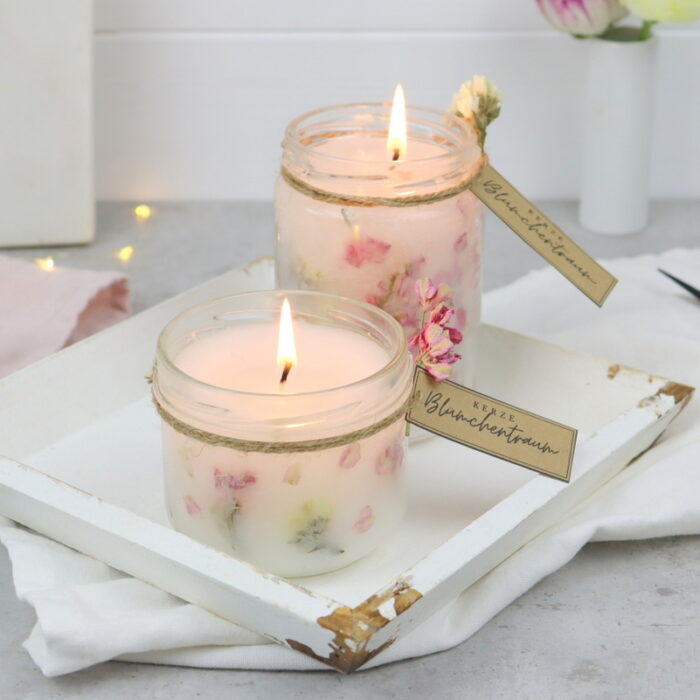 DIY Blumenkerze mit getrockneten Blumen in einem Einmachglas