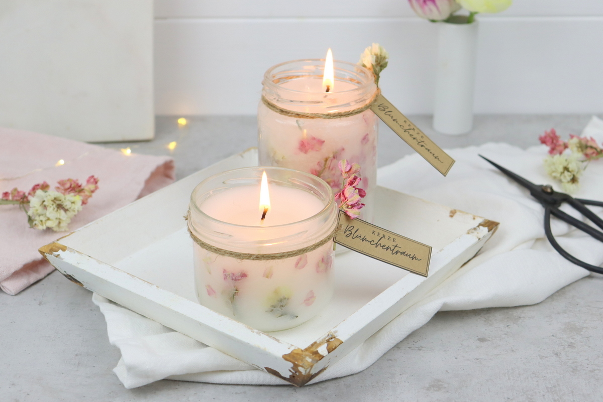 DIY Blumenkerze mit getrockneten Blumen in einem Einmachglas