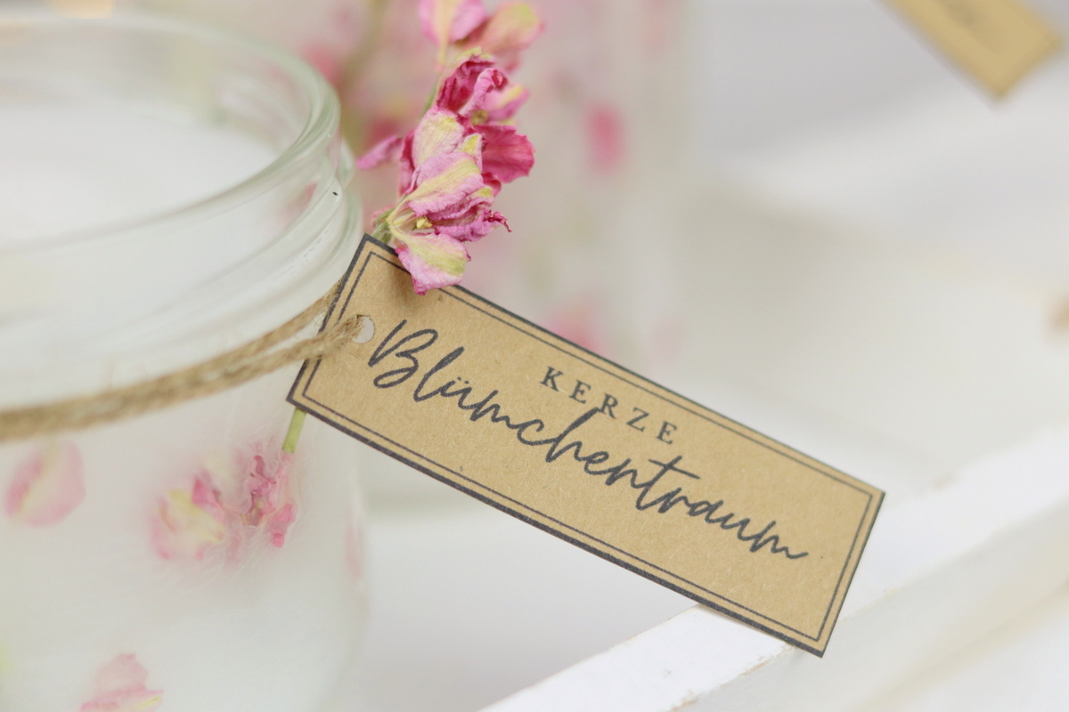 DIY Blumenkerze mit getrockneten Blumen in einem Einmachglas