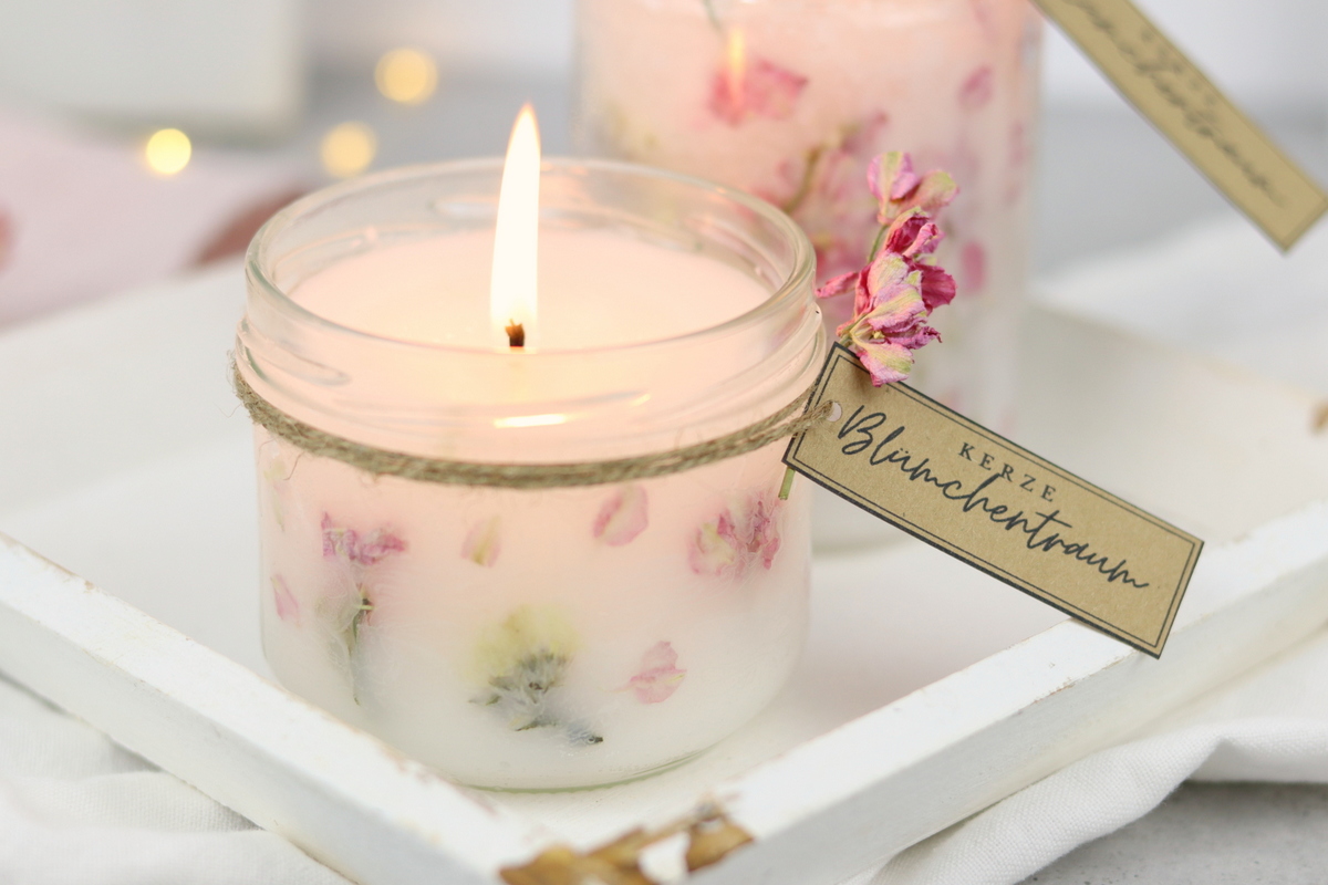 DIY Blumenkerze mit getrockneten Blumen in einem Einmachglas