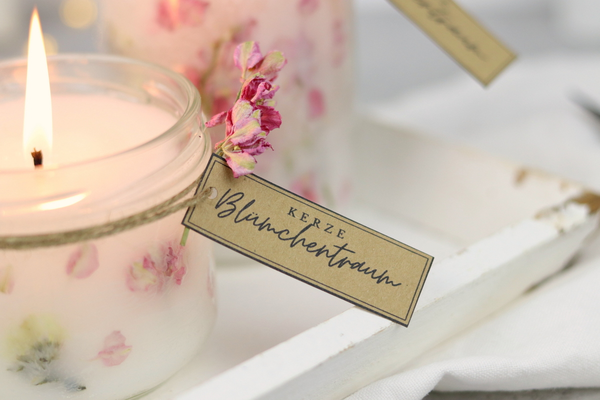 DIY Blumenkerze mit getrockneten Blumen in einem Einmachglas