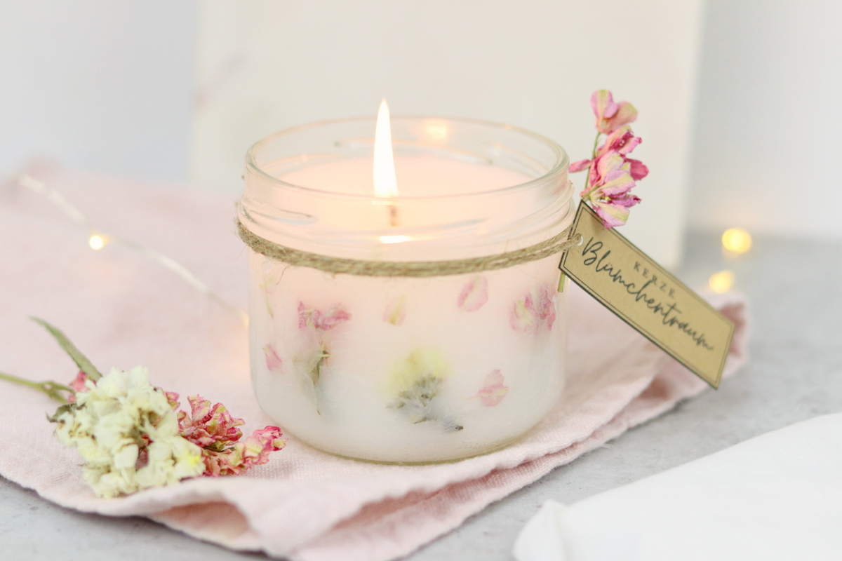 DIY Blumenkerze mit getrockneten Blumen in einem Einmachglas