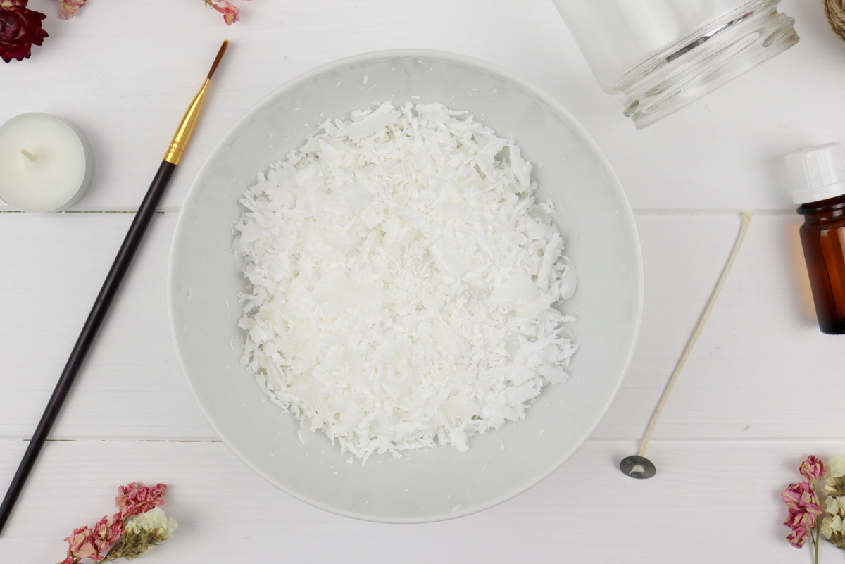 DIY Blumenkerze mit getrockneten Blumen in einem Einmachglas