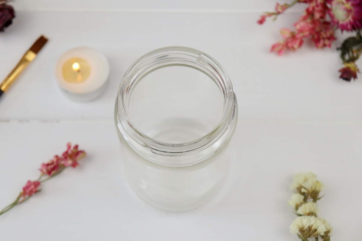 DIY Blumenkerze mit getrockneten Blumen in einem Einmachglas