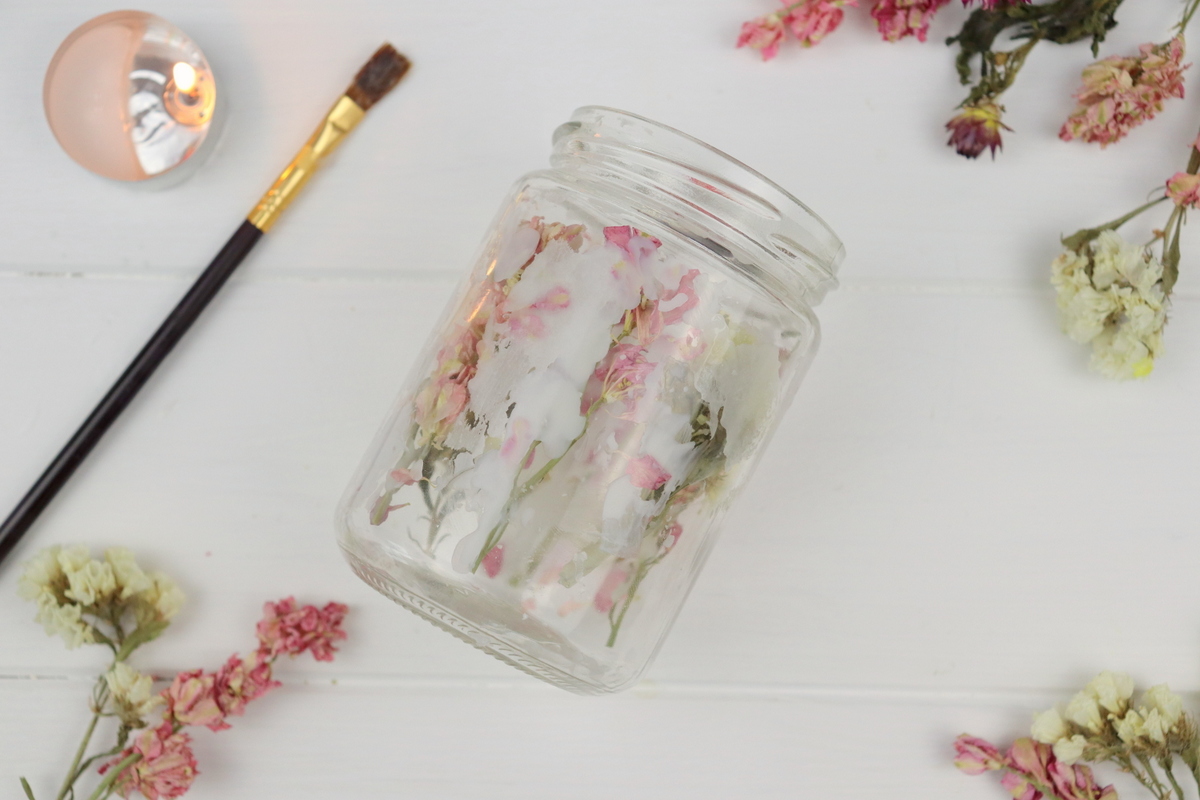 DIY Blumenkerze mit getrockneten Blumen in einem Einmachglas