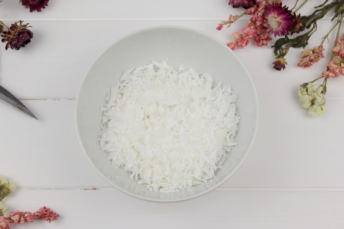 DIY Blumenkerze mit getrockneten Blumen in einem Einmachglas