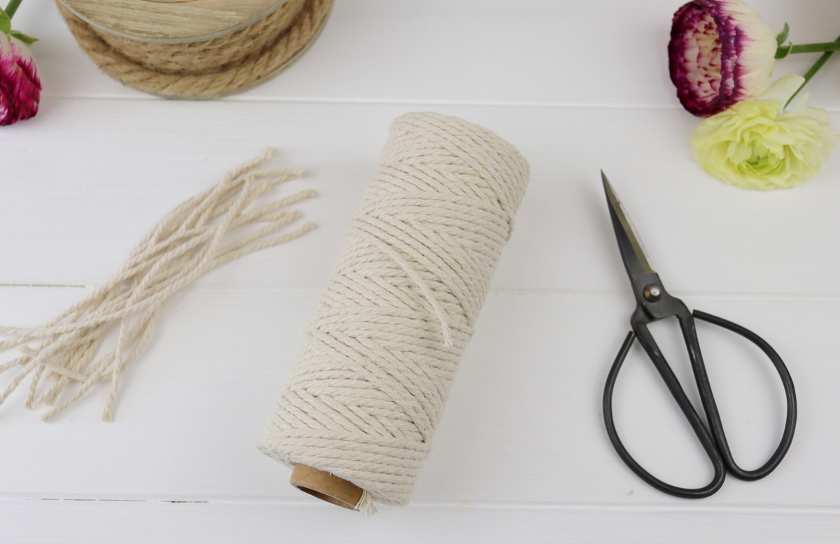 DIY - selbstgemachte Makramee Feder aus Makramee Garn