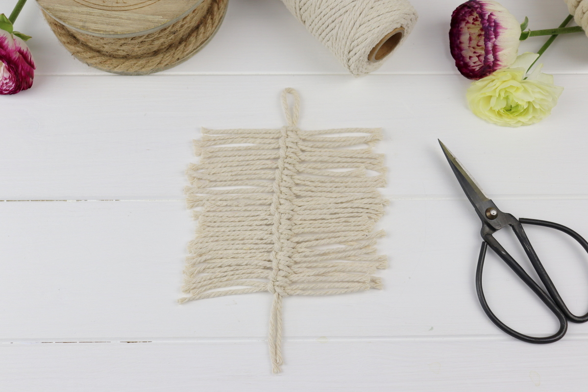 DIY - selbstgemachte Makramee Feder aus Makramee Garn