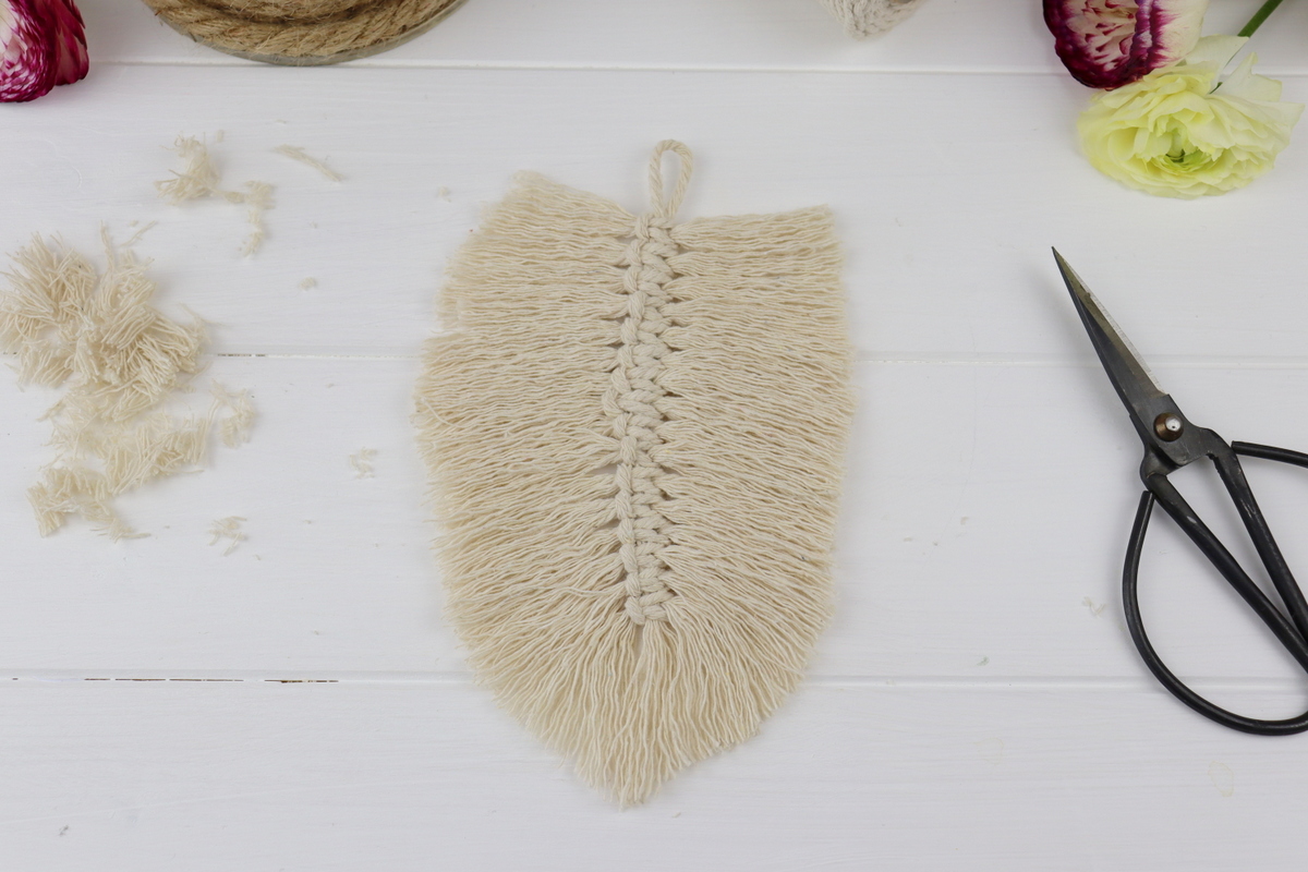 DIY - selbstgemachte Makramee Feder aus Makramee Garn