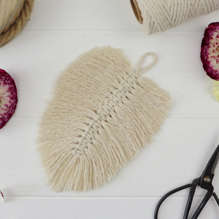 DIY - selbstgemachte Makramee Feder aus Makramee Garn