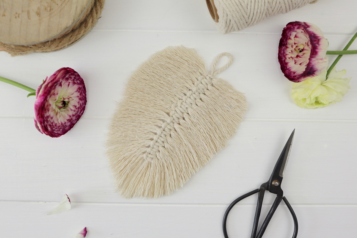 DIY - selbstgemachte Makramee Feder aus Makramee Garn