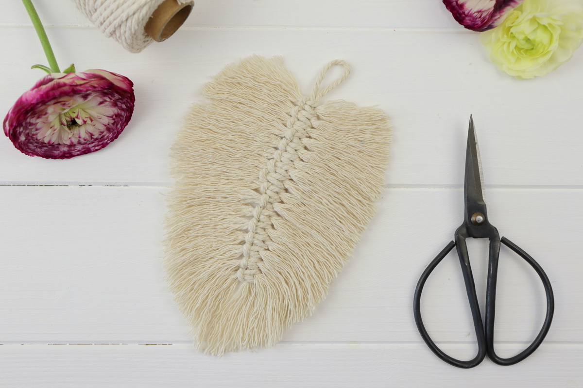 DIY - selbstgemachte Makramee Feder aus Makramee Garn