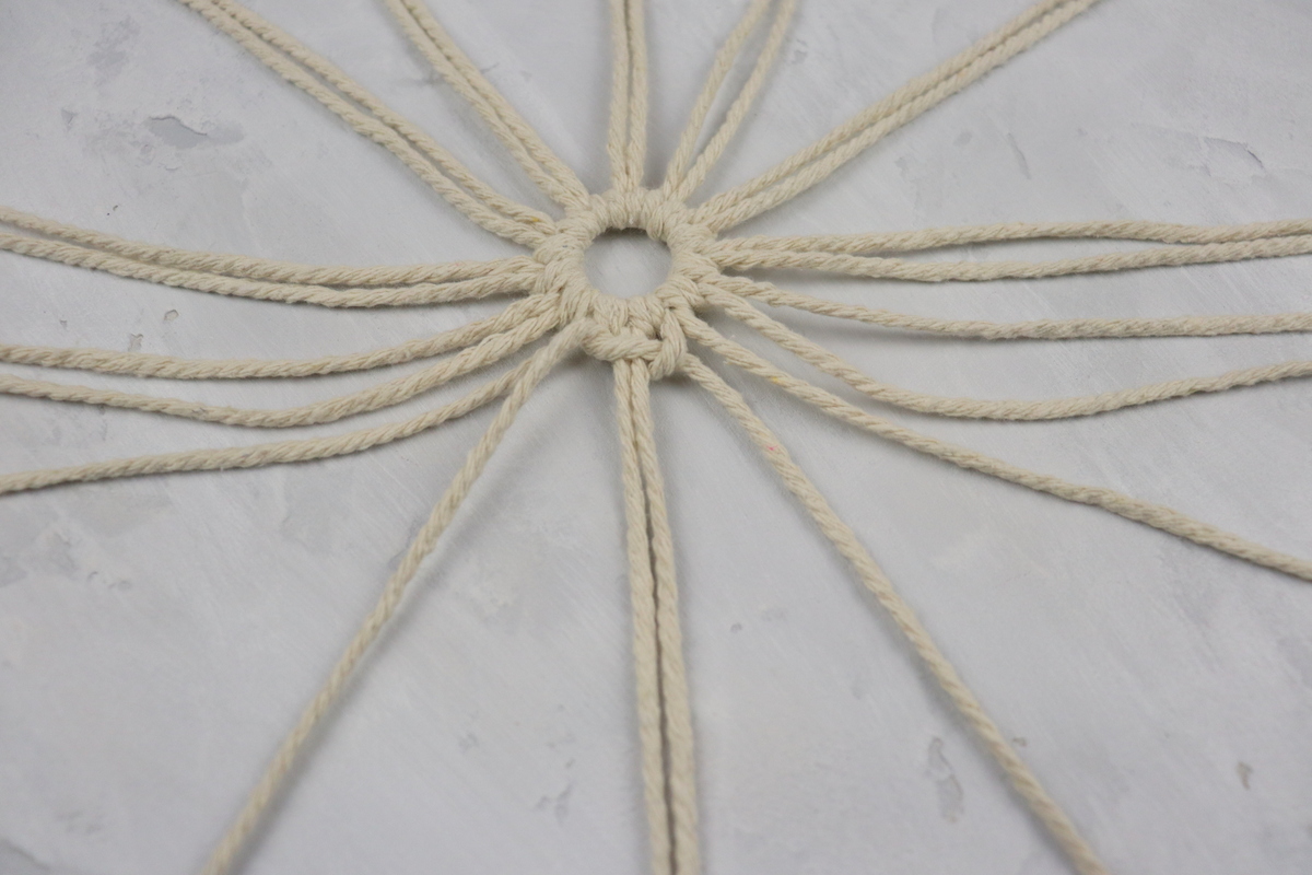 DIY - selbstgeknüpfte Makramee Schneeflocke