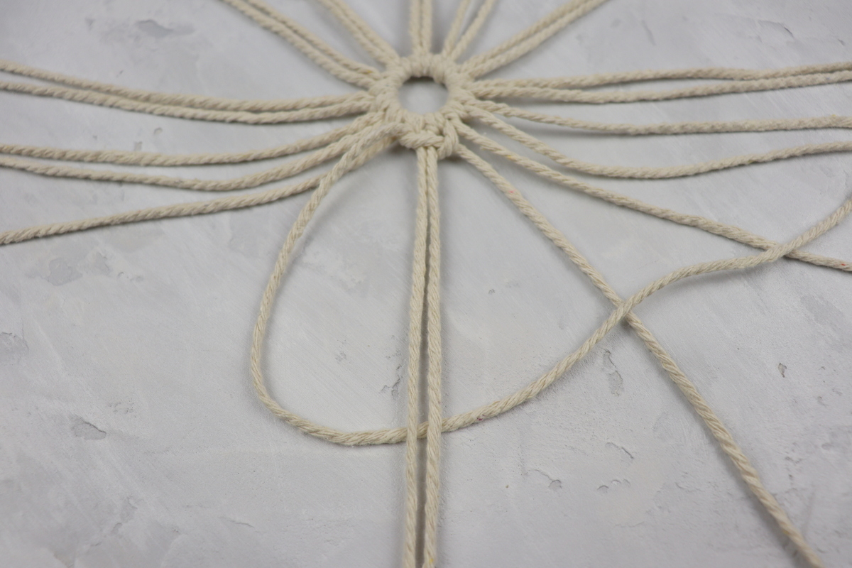 DIY - selbstgeknüpfte Makramee Schneeflocke