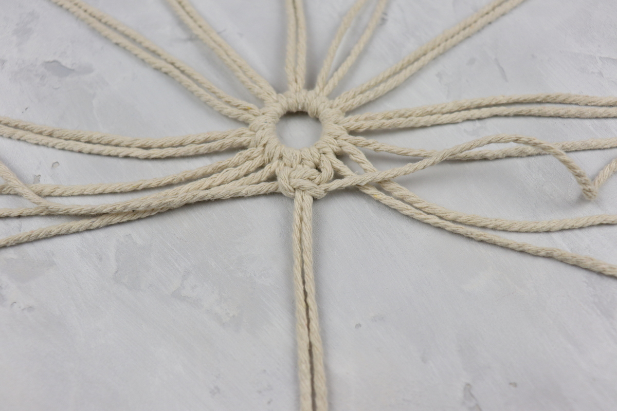 DIY - selbstgeknüpfte Makramee Schneeflocke