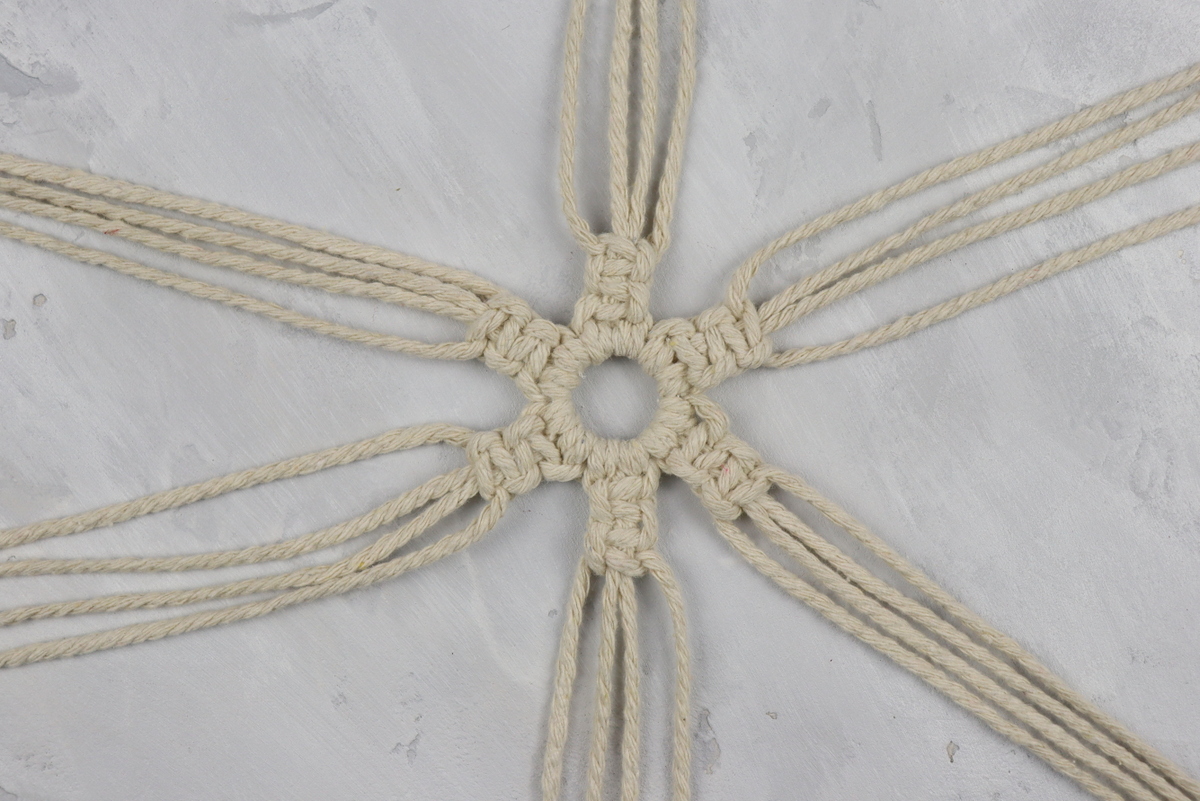 DIY - selbstgeknüpfte Makramee Schneeflocke