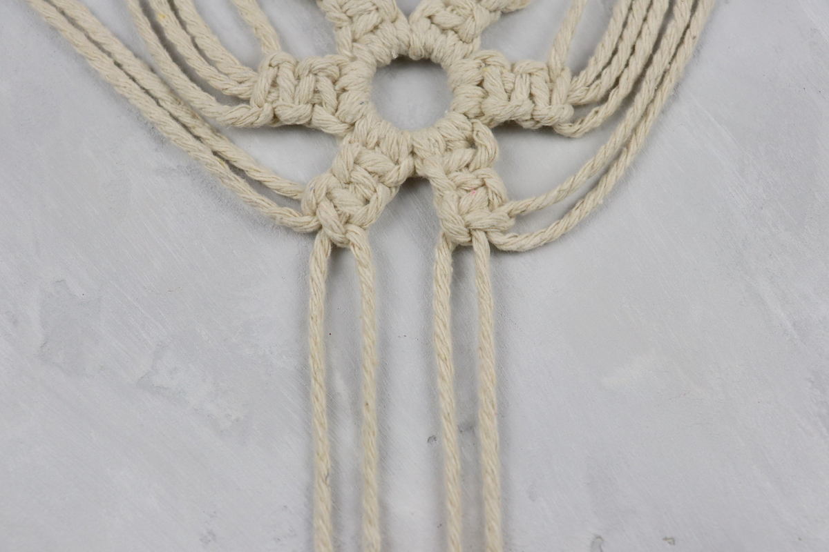 DIY - selbstgeknüpfte Makramee Schneeflocke