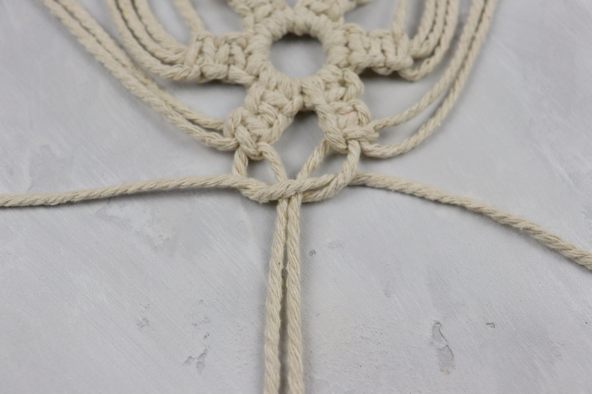 DIY - selbstgeknüpfte Makramee Schneeflocke