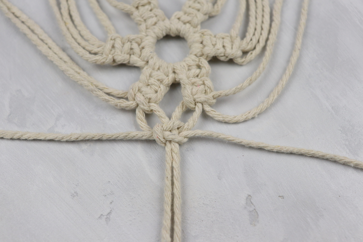 DIY - selbstgeknüpfte Makramee Schneeflocke