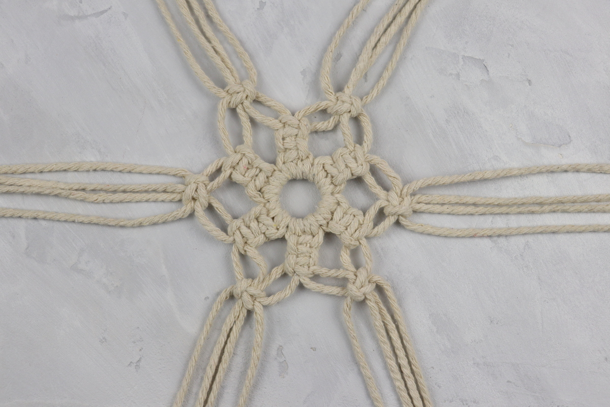 DIY - selbstgeknüpfte Makramee Schneeflocke