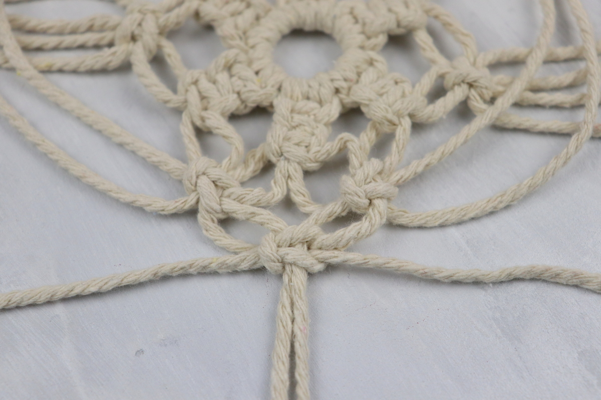 DIY - selbstgeknüpfte Makramee Schneeflocke