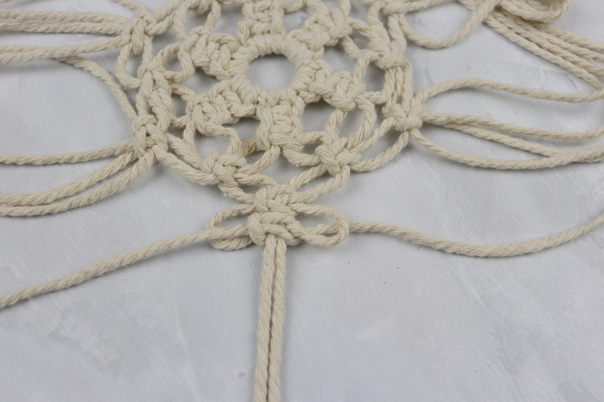 DIY - selbstgeknüpfte Makramee Schneeflocke