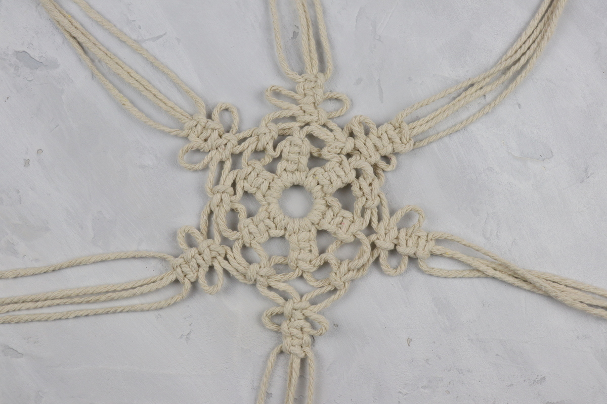 DIY - selbstgeknüpfte Makramee Schneeflocke