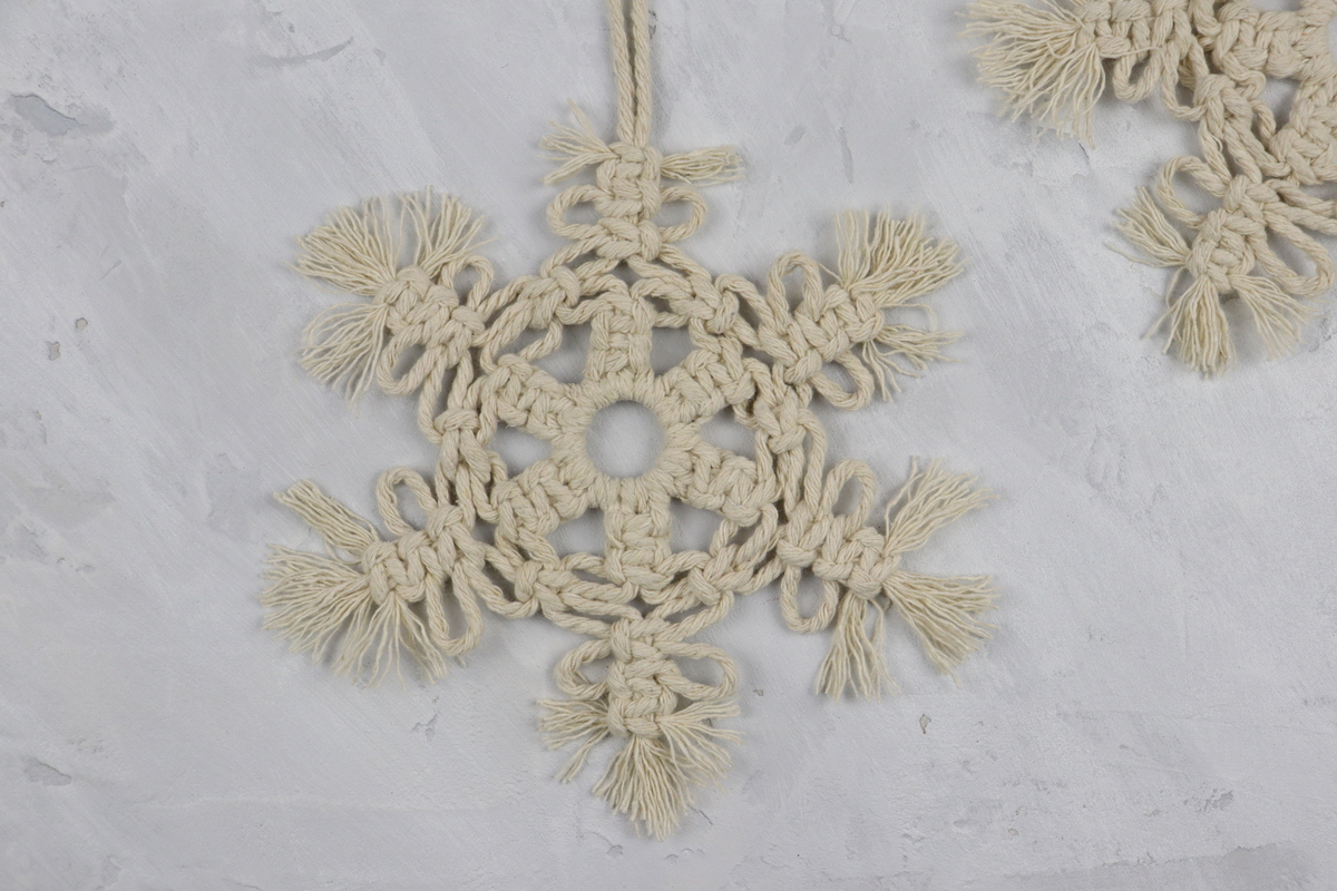 DIY - selbstgeknüpfte Makramee Schneeflocke