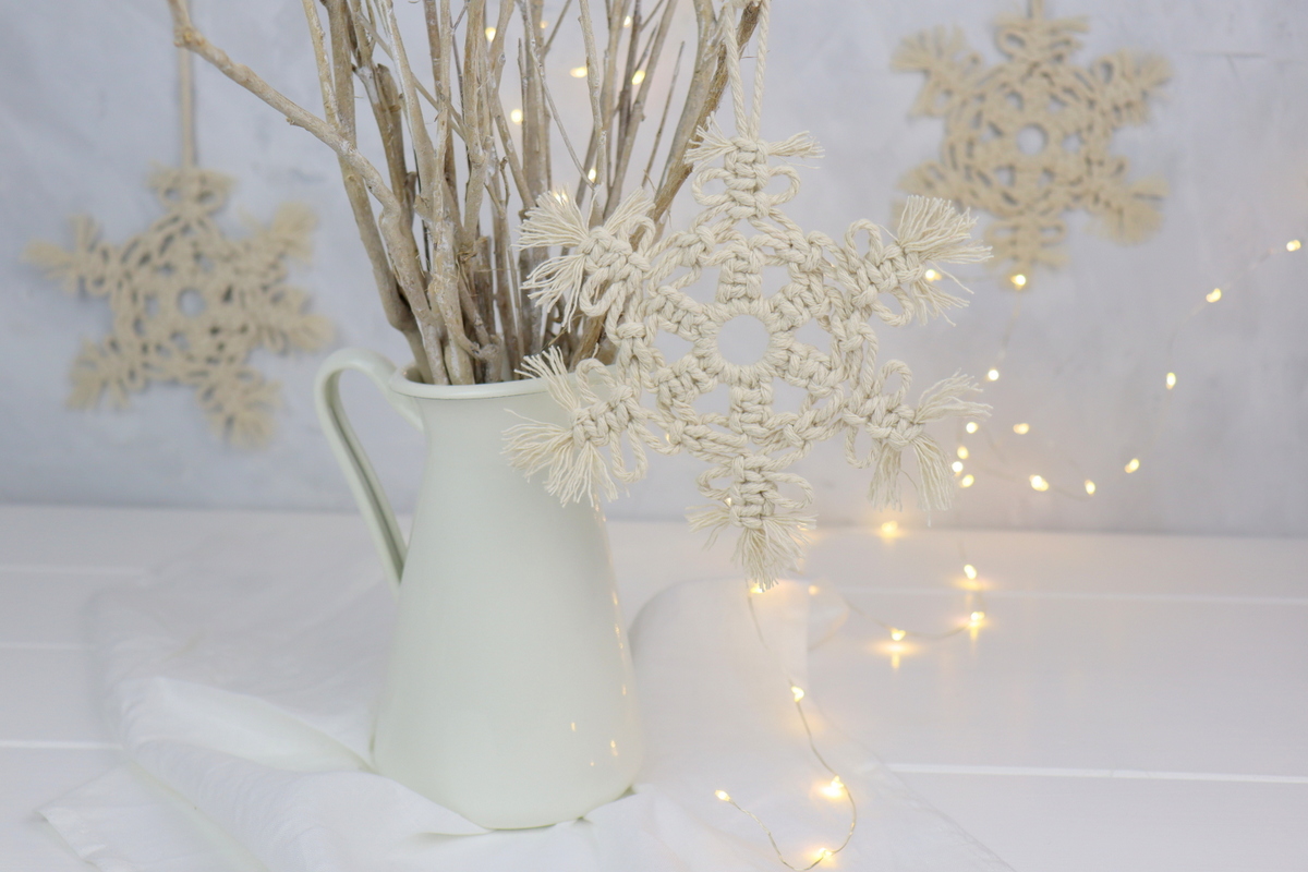 DIY - selbstgeknüpfte Makramee Schneeflocke