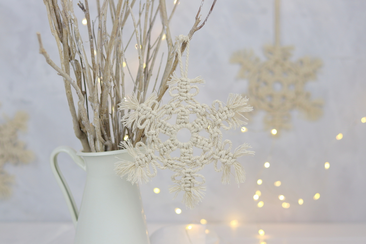 DIY - selbstgeknüpfte Makramee Schneeflocke