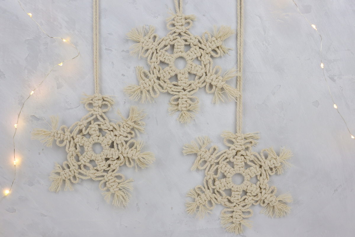 DIY - selbstgeknüpfte Makramee Schneeflocke