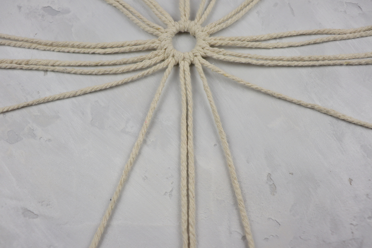 DIY - selbstgeknüpfte Makramee Schneeflocke