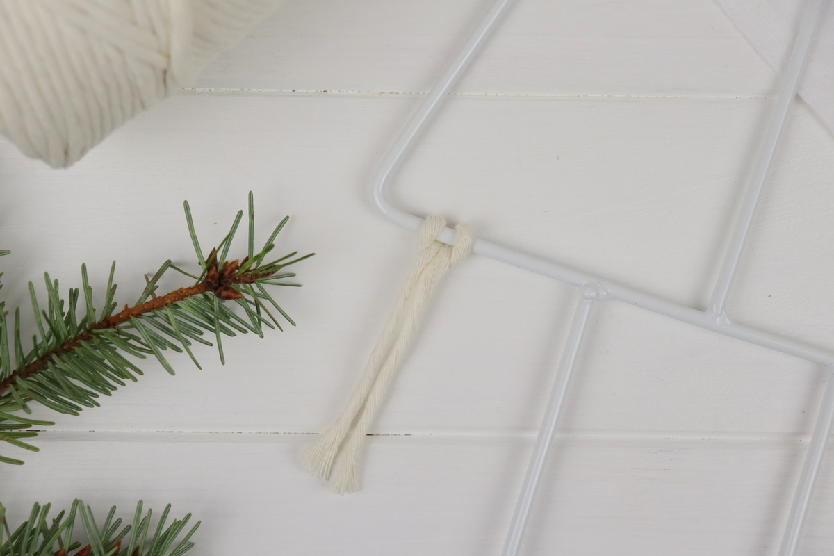 DIY Anleitung: selbstgemachte Makramee Tannenbäume 
