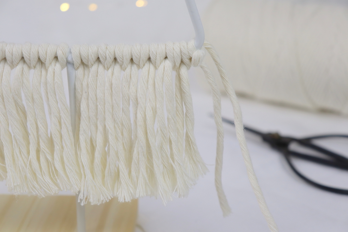 DIY Anleitung: selbstgemachte Makramee Tannenbäume 