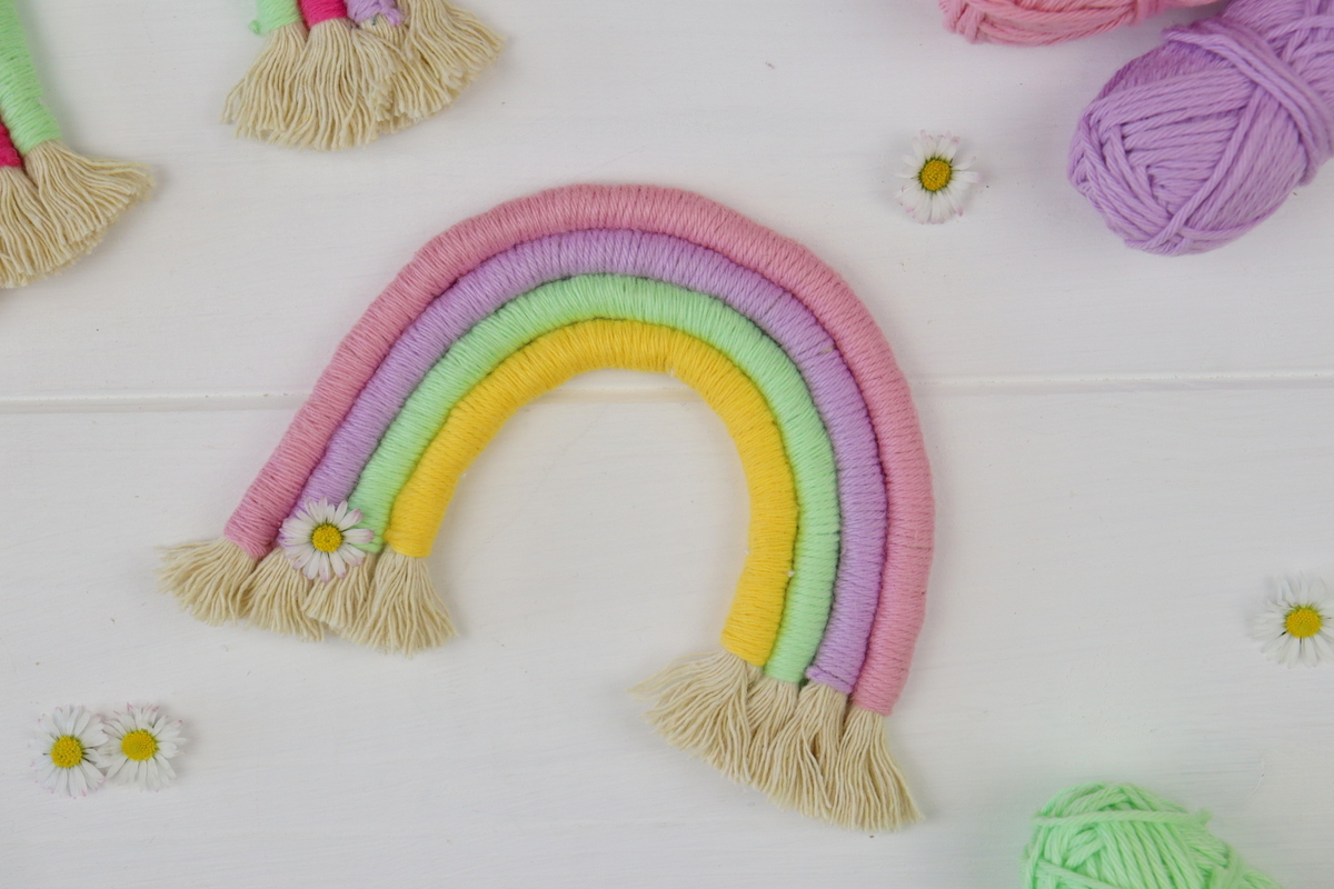 DIY - selbstgemachter, bunter Makramme Regenbogen / Fiber Rainbow