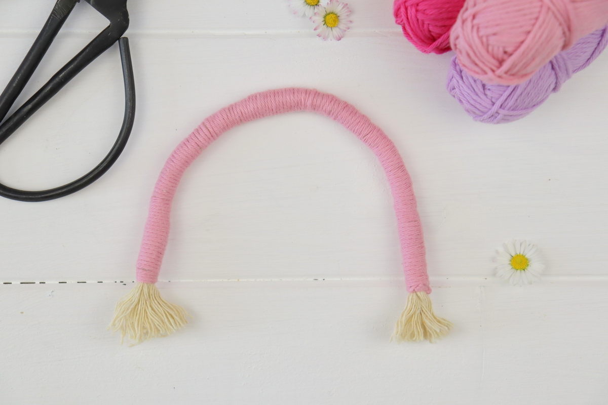 DIY - selbstgemachter, bunter Makramme Regenbogen / Fiber Rainbow