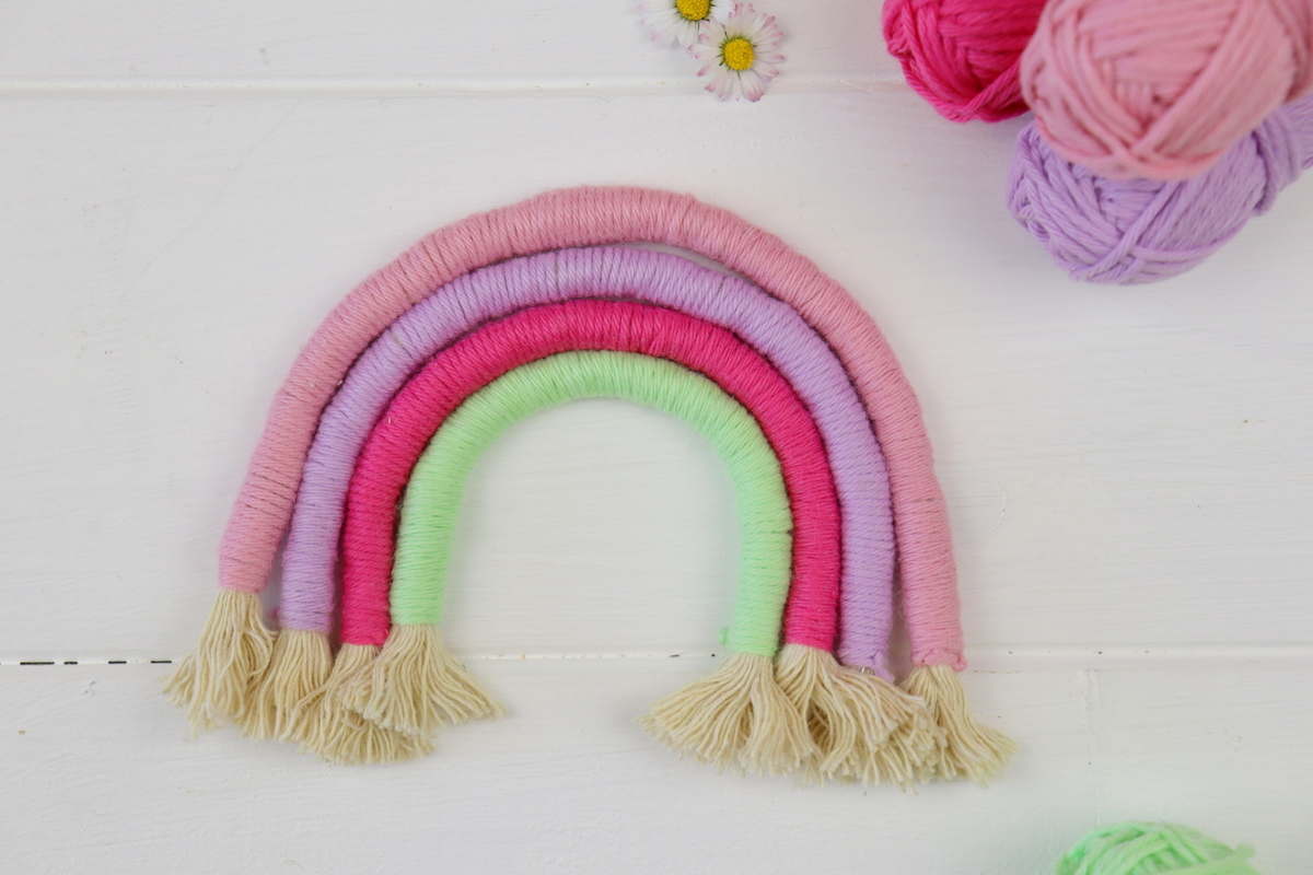 DIY - selbstgemachter, bunter Makramme Regenbogen / Fiber Rainbow