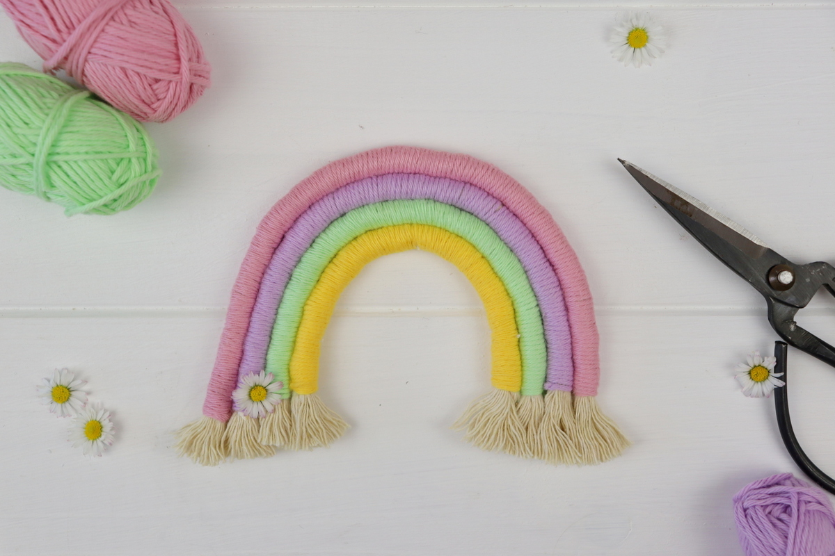 DIY - selbstgemachter, bunter Makramme Regenbogen / Fiber Rainbow