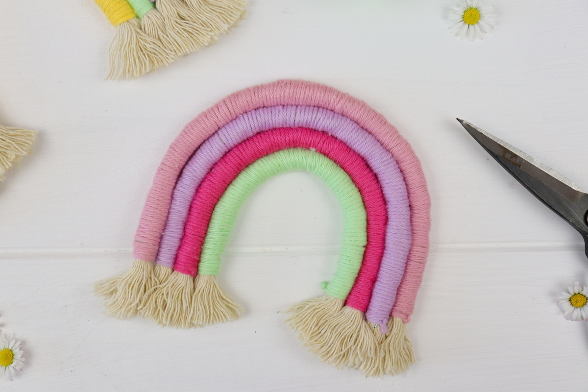 DIY - selbstgemachter, bunter Makramme Regenbogen / Fiber Rainbow